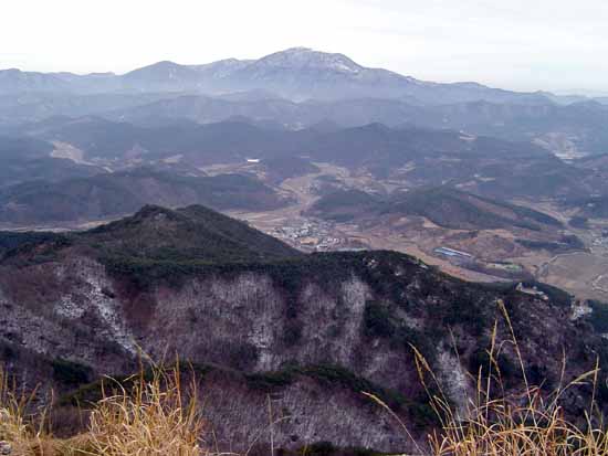 백아산 바로 앞에 무등산 뒷자락이 한꺼번에 펼쳐져 있습니다. 뒷면을 전체 보려면 백아산에 올라야 합니다. 